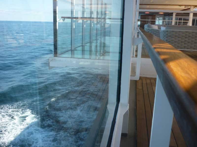 Glasbalkon ausfahrbar an Steuer- und Backbord