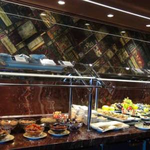 Das Buffet in der Top Sail Lounge steht rund um die Uhr mit Snacks zur Verf&uuml;gung